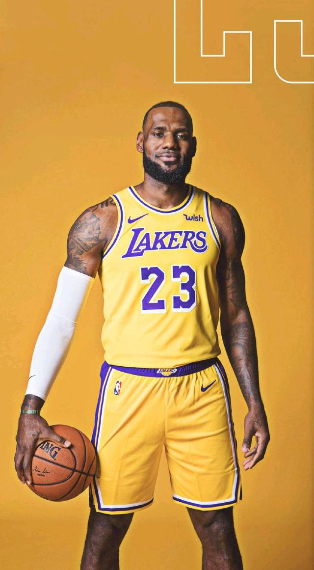 半场开香槟，兰德维尔以为自己稳了，没想到查里尔的输出还在后面！（半场提前庆祝，兰德维尔自认胜券在握，岂料查里尔后程火力更猛！）