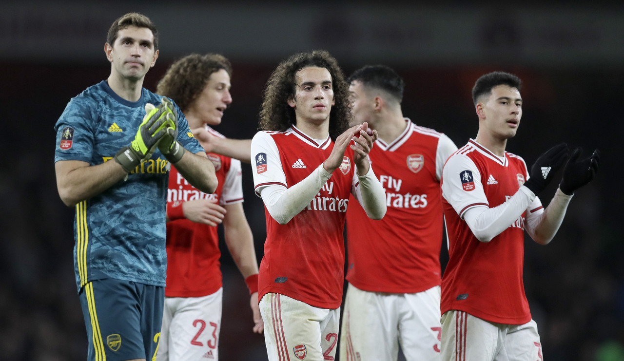 广东男篮101-75胜江苏肯帝亚，18岁小将王洪泽表现亮眼，攻防全面，被视为未来之星。（广东男篮101比75大胜江苏肯帝亚，18岁王洪泽攻防俱佳，获誉未来之星）