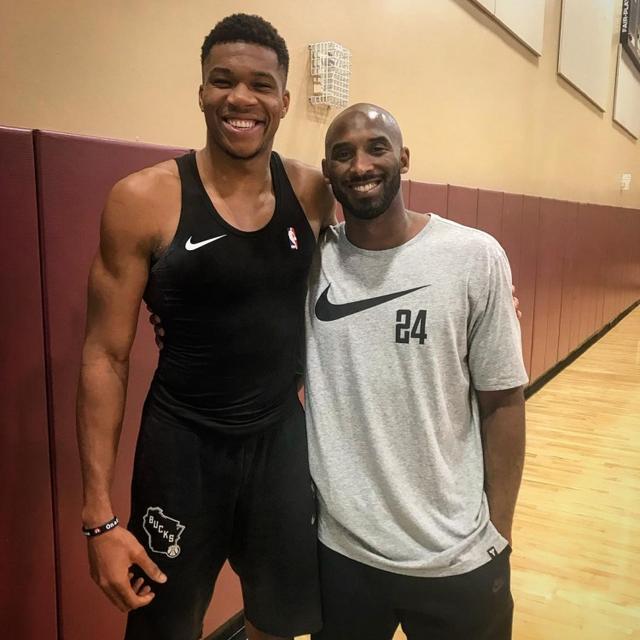 荣耀加身！大连可为夺季军直通中乙，教练球员揽获多个奖项（载誉而归！大连可为摘得季军直升中乙，教练与球员收获多项殊荣）