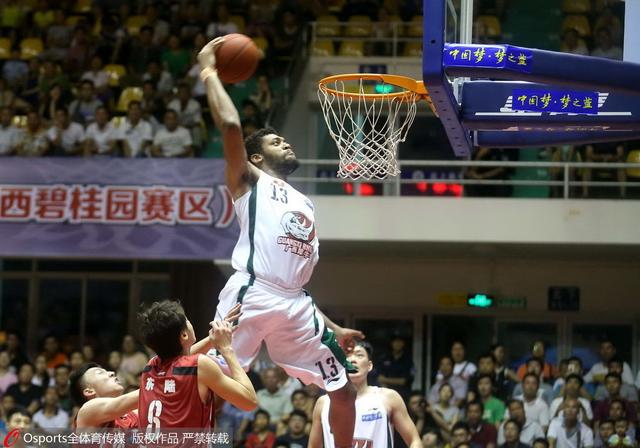 TA：FIFA在卖世界杯期间的停车证，价格是每场75至175美元（TA：FIFA向世界杯球迷出售停车许可，每场收费75至175美元）