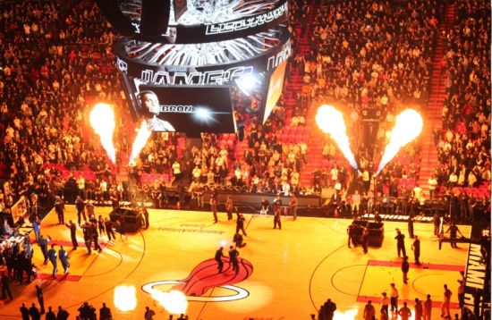 死亡缠绕！华莱士19分钟4次抢断 5中4高效拿到9分4板2助（如影随形！华莱士19分钟贡献4抢断，5投4中高效斩获9分4板2助）