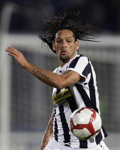 笑尿！湖人火箭喜剧拉扯32秒，菜鸡互啄把球迷看笑了！（爆笑名场面！湖人火箭32秒喜剧拉扯，连续低级失误把球迷逗乐了）