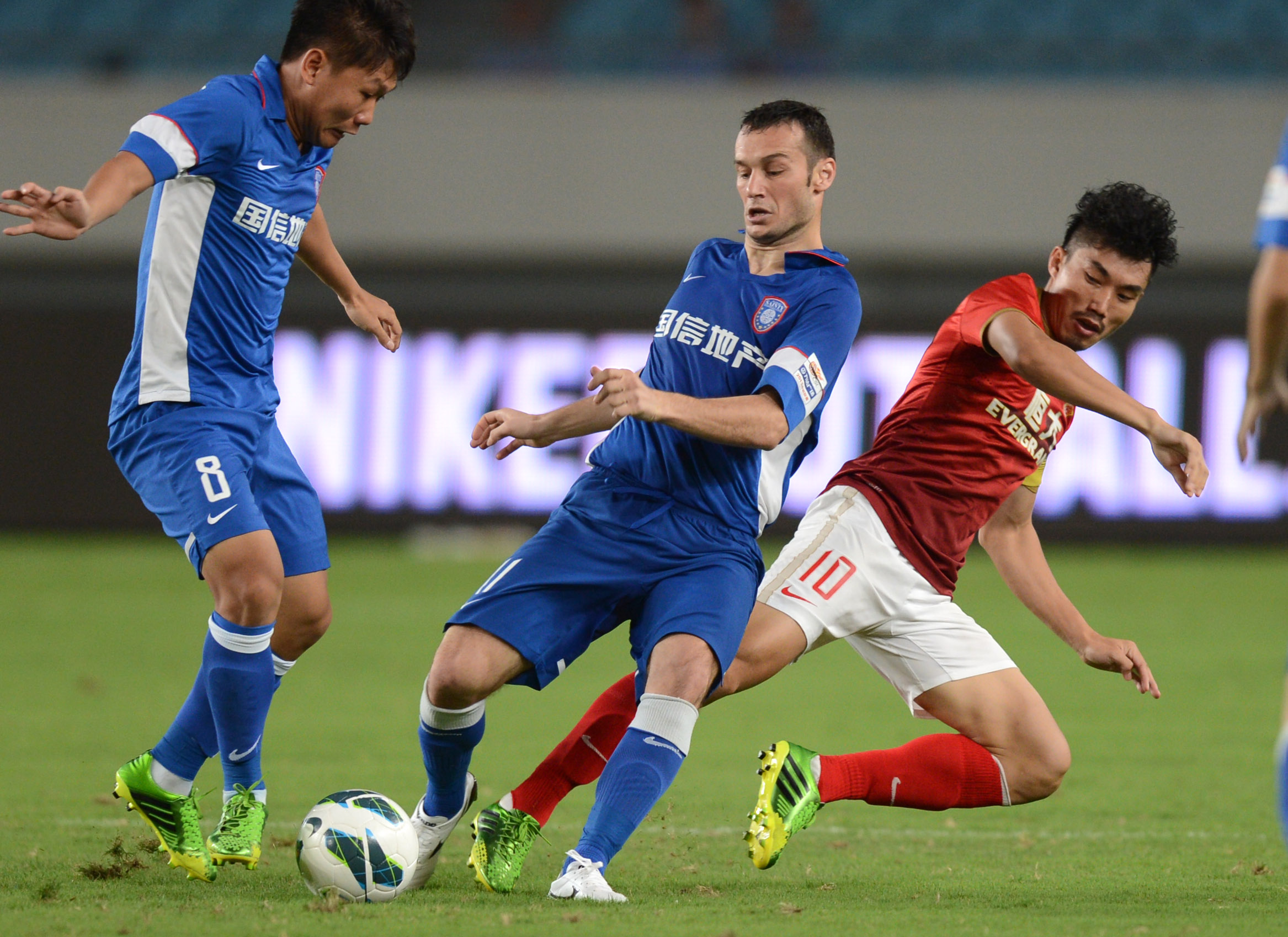 热议！韩国全能国脚遭中超多队哄抢，浙江在列，买断费100万美元（中超多队争抢韩国多面手国脚，浙江在列，买断费100万美元）