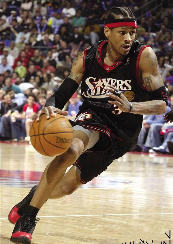 支持家乡球队，费德勒现身巴塞尔主场看台看对阵维拉的比赛（费德勒现身巴塞尔主场为家乡队助威，观战对阵维拉的比赛）