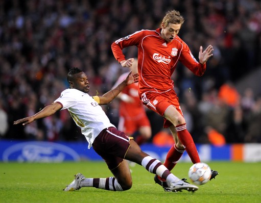 足球中超豪门再爆冷门，争冠格局突然大变（中超豪强再爆冷，冠军争夺格局骤变）