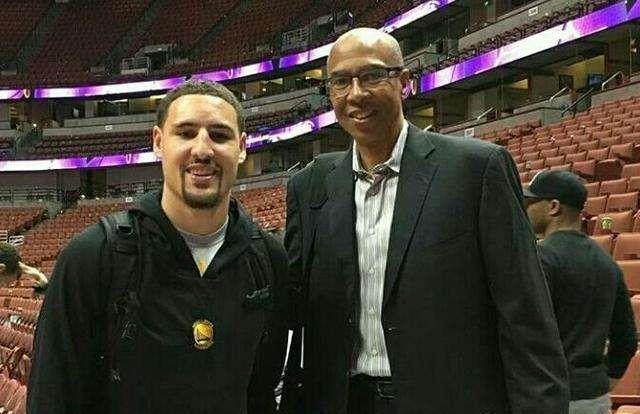 约基奇最后时刻被四人包夹分球底角，沃特森接球大空位绝杀三分打铁（关键时刻约基奇遭四人夹击分球底角，沃特森空位绝杀三分不中）