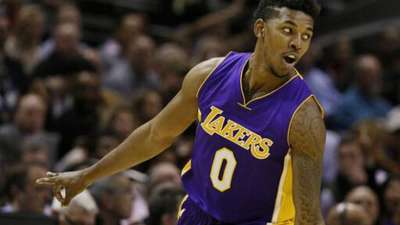 内线捉襟见肘！佩里顶着三犯打满第二节，半场12分6篮板（内线短缺！佩里背三犯撑满次节，半场贡献12分6篮板）