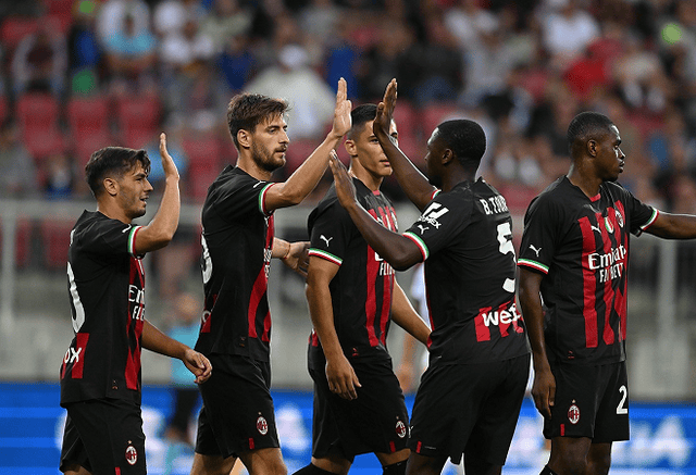 记者：多家豪门有意荷甲19岁中场斯密特，后者被标价2200万镑（多家豪门相中荷甲19岁中场斯密特，标价2200万英镑）