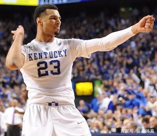 萨拉赫言论引爆激烈辩论，亨利按摩化解紧张气氛（萨拉赫发言引发激辩，亨利以按摩缓解紧张氛围）