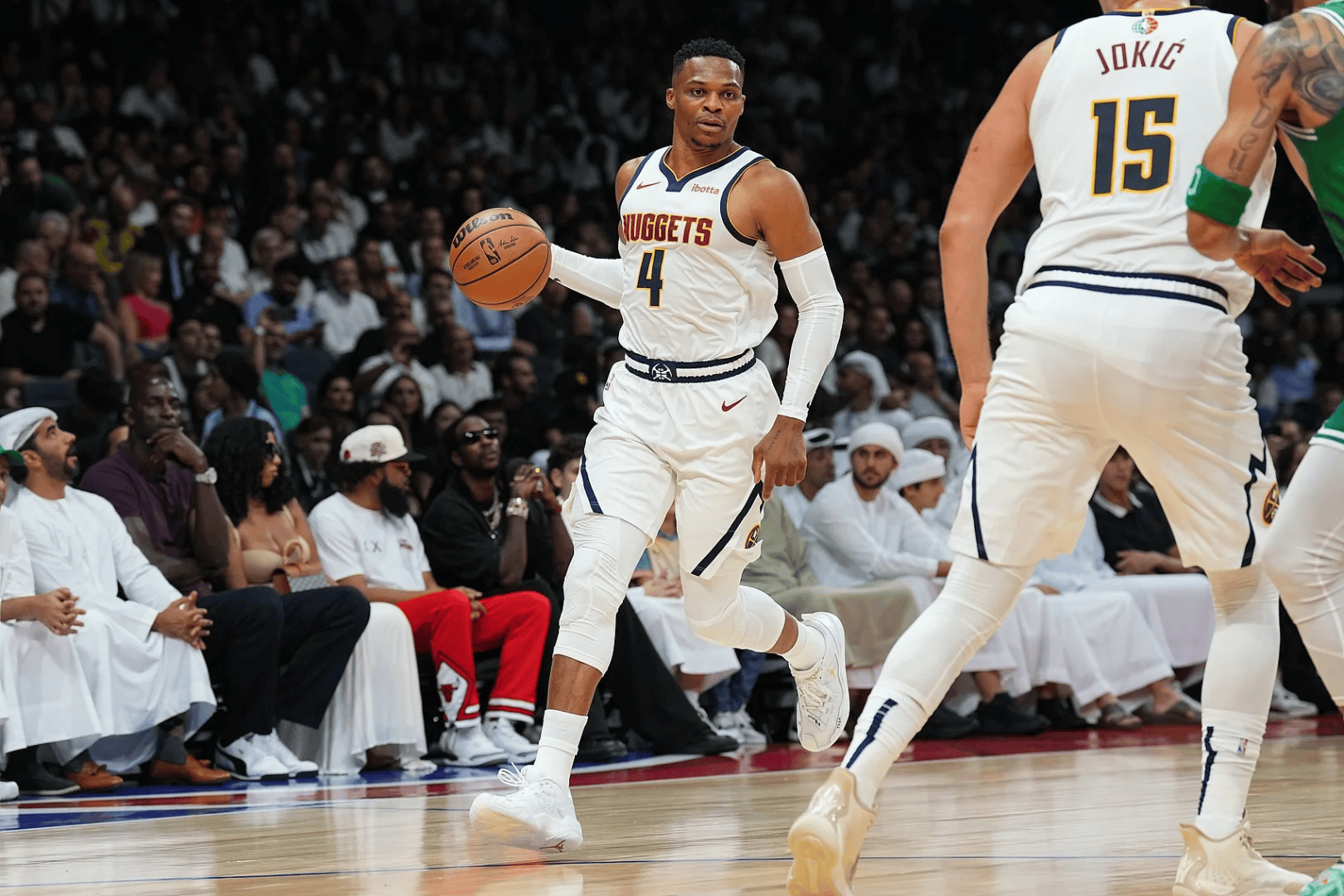 豪门俱乐部官宣主帅续约，合同长达三年（豪门球队官宣与主帅续约，三年长约达成）