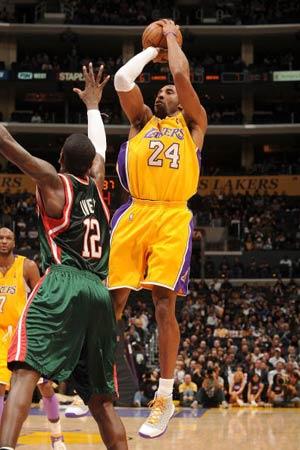 鲍威尔：最后一攻搞砸的责任在我，我是O型腿所以常扭伤脚踝（鲍威尔揽责最后一攻失败：称O型腿易致脚踝扭伤）