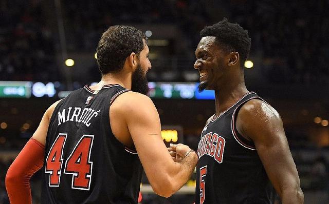 富保罗说里夫斯该替补？夸梅：里夫斯的经纪人该起诉富保罗（富保罗称里夫斯更适合打替补，夸梅回击：里夫斯的经纪人应该起诉富保罗）